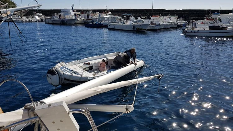 Båd med faldet mast i lystbådehavnen