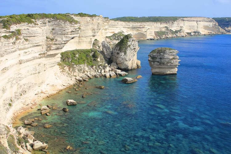 Pobřeží Korsiky poblíž parku La Maddalena