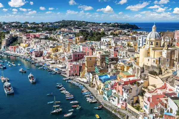 Ostrov Procida láká pestrobarevnou architekturou