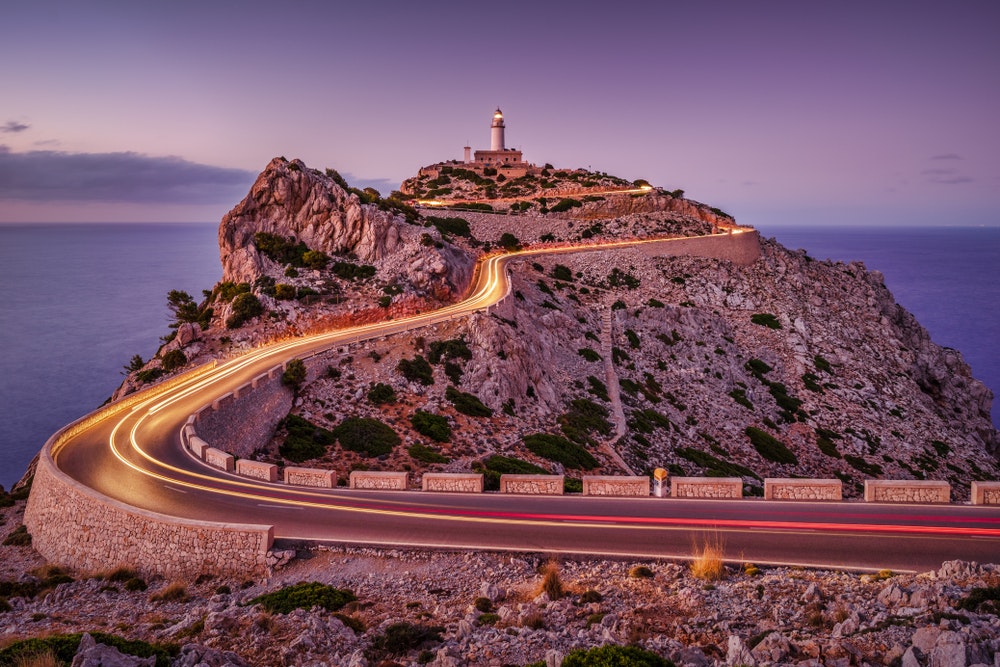 Leuchtturm Cap de Formentor auf der spanischen Baleareninsel Mallorca bei Sonnenuntergang