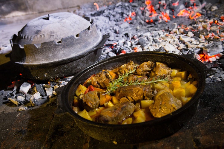 Jehněčí maso Cres pečenе в традиційній надобній печі
