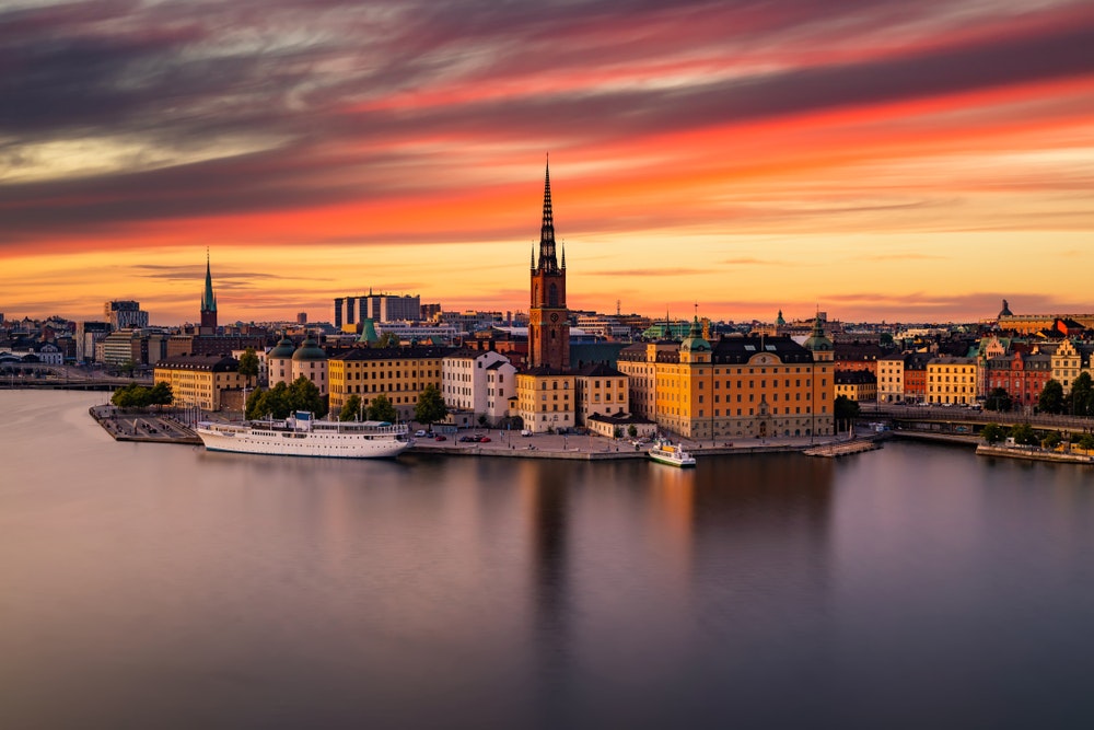 Maisemallinen panoraamanäkymä Ruotsin pääkaupungin Gamla Stanin vanhastakaupungista Tukholmassa auringonlaskun aikaan.