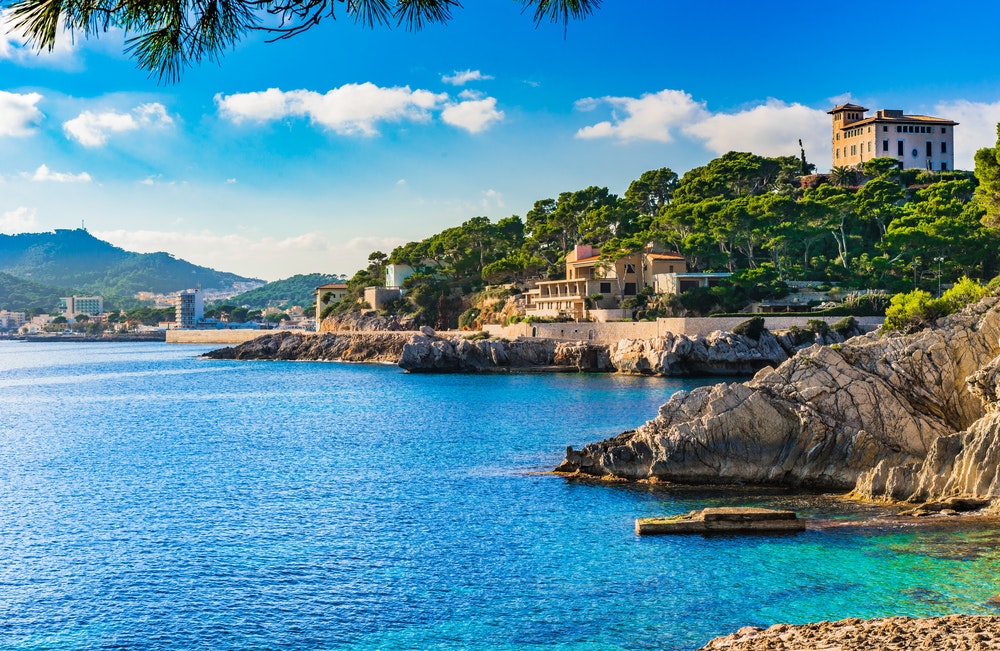 Die Küstenlandschaft Mallorcas und der idyllische Küstenstreifen Cala Rajada. 