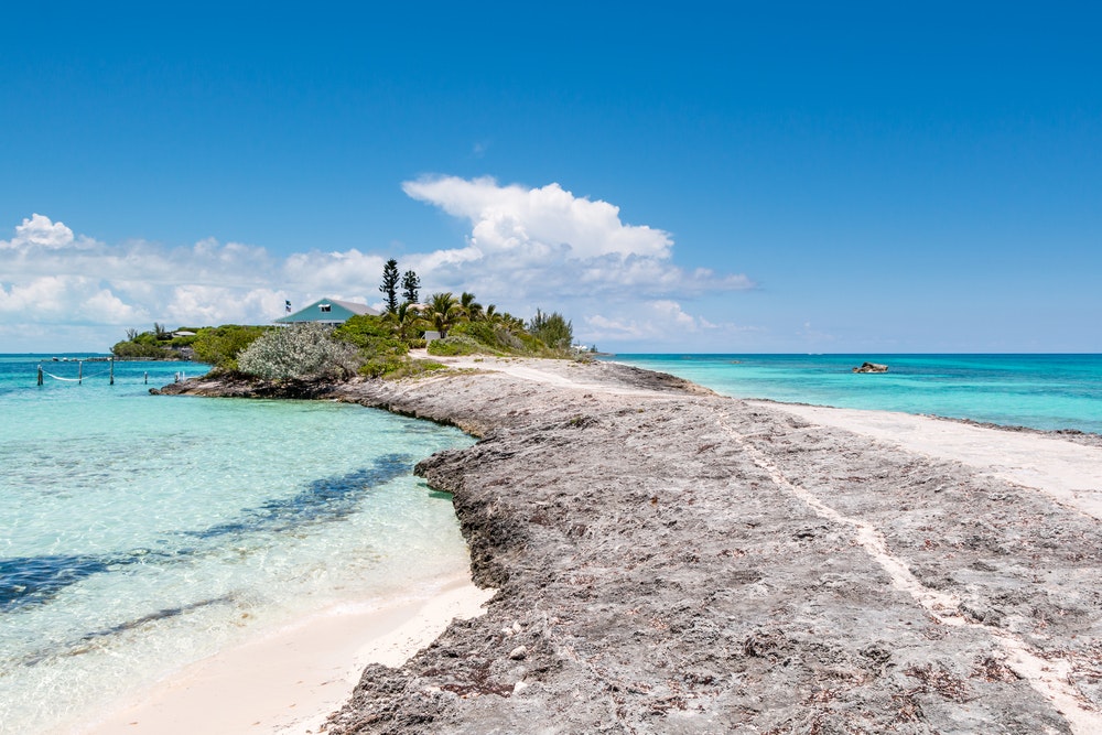 Abaco Island, Bahamas, türkisfarbenes Wasser, weißer Sand, exotisch, kleine Insel im Ozean vor der Küste
