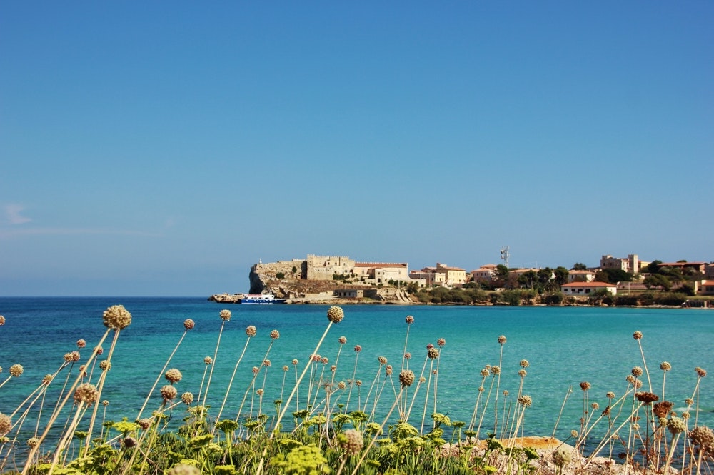 Blick auf die Bucht und die Küstenlinie der Insel Pianosa, Italien.