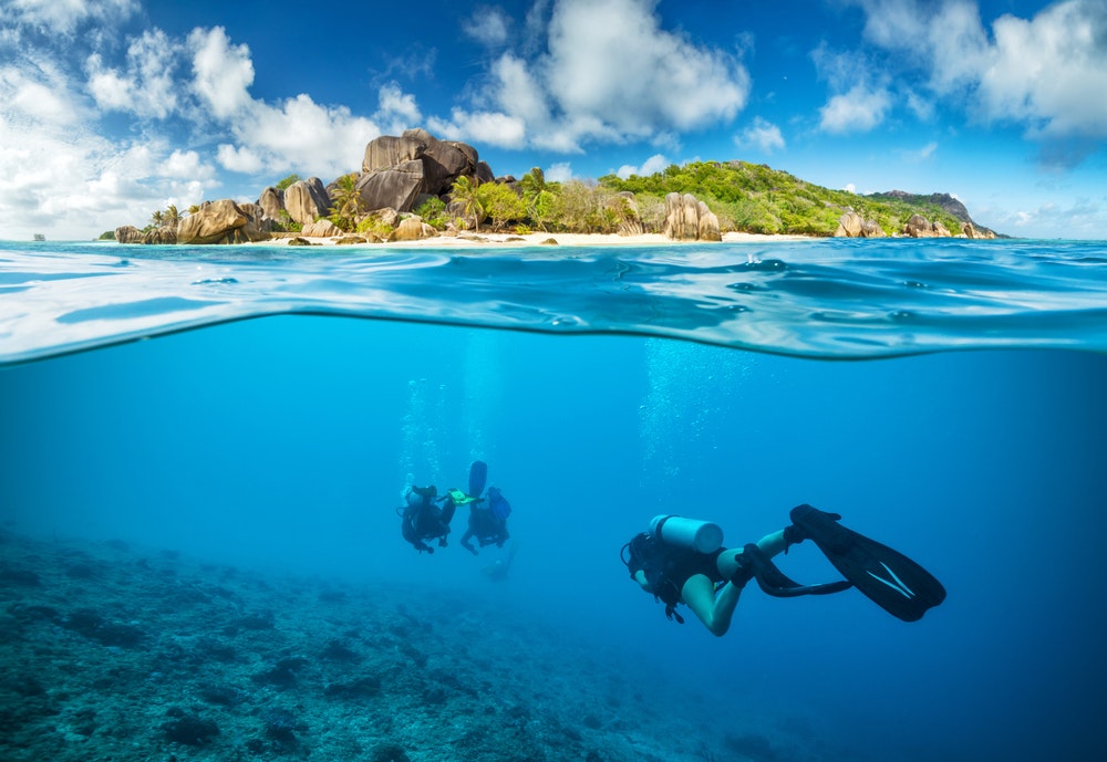 Duikers onder water op de Seychellen ontdekken koralen