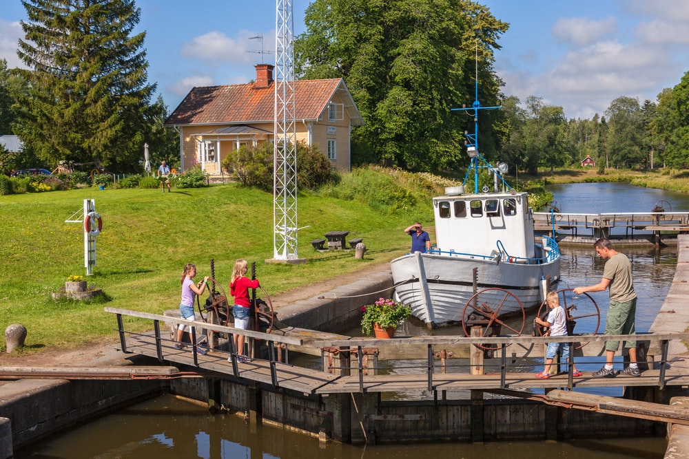 Proplouvání hausbotu zdymadly v Göta kanálu ve Švédsku