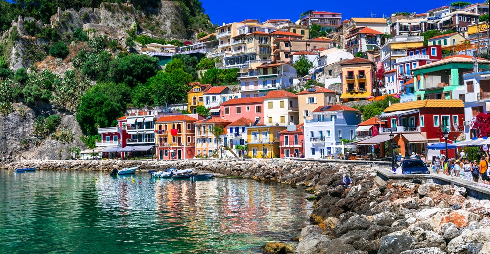 La ville de Parga, en Grèce, des maisons historiques colorées sous une falaise.