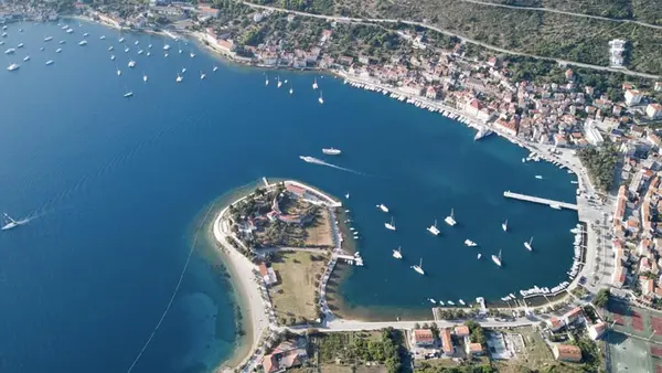 Viška luka u kojoj trajekti koji prolaze izazivaju valove