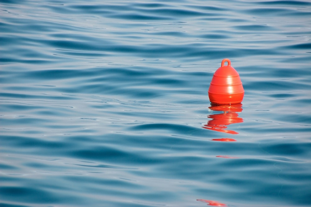 Plavba po vodě: Dekódování kanálových značek a bójí pro bezpečnou plavbu