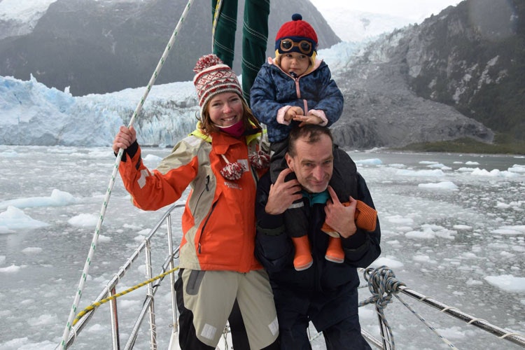 Mornar Jiří Denk z družino na enem od potovanj na Antarktiko