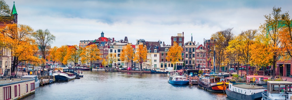 Κάτω Χώρες, Άμστερνταμ το φθινόπωρο, θέα στο κάτω μέρος του καναλιού νερού, βάρκες και σπίτια