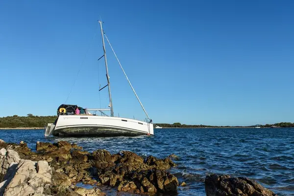 Jedrilica u nagibu tijekom plovidbe
