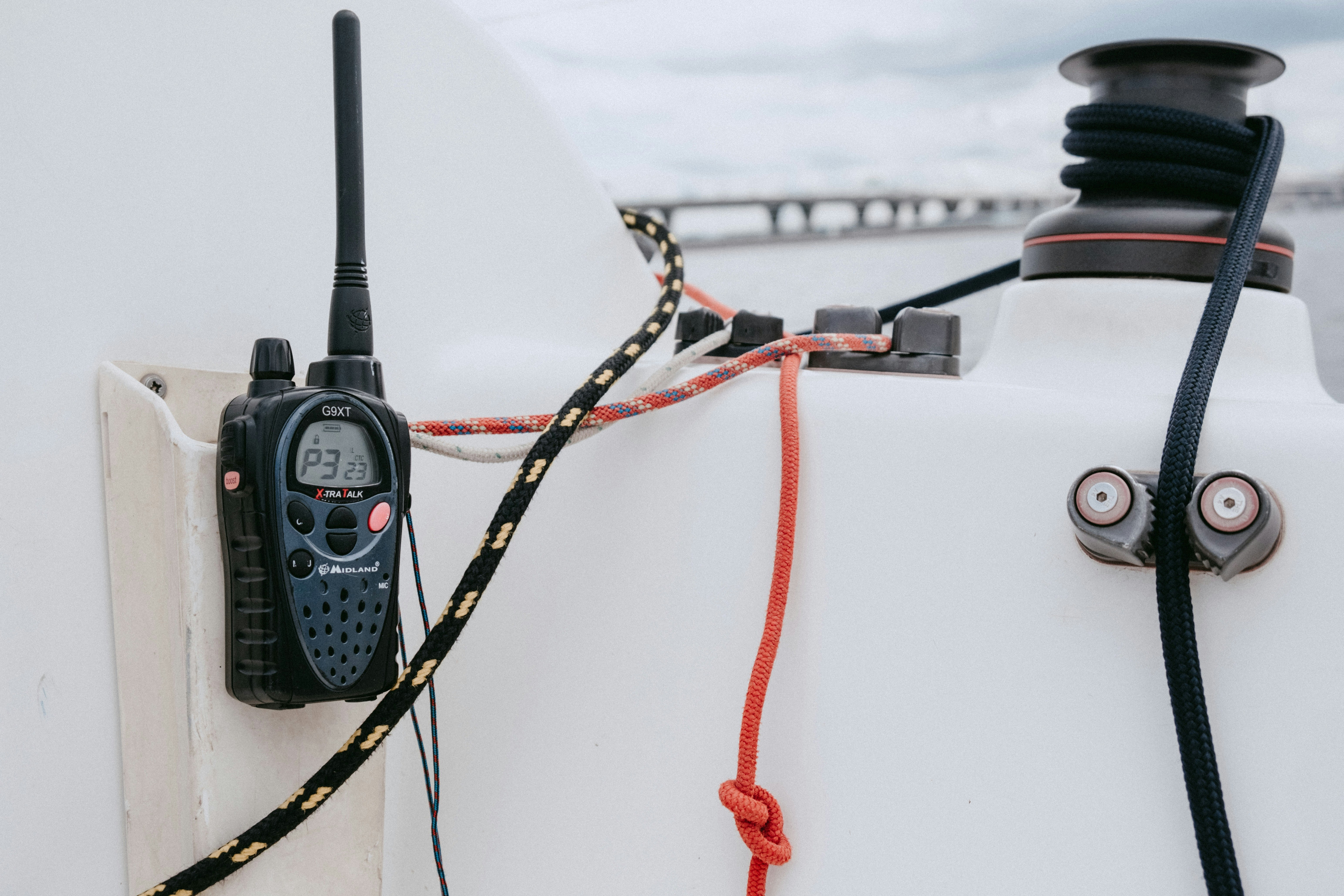Una radio di buona qualità è un elemento essenziale dell'equipaggiamento di uno yacht.
