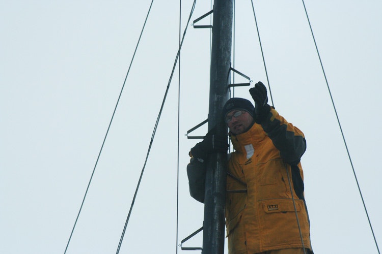 Mirek on the mast shows how to sail