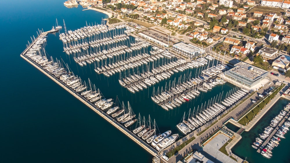 Letecké foto, přístav mezi Trogirem a Splitem, Chorvatsko. 