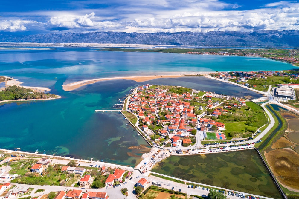 Historiska staden Nin laguna flygfoto med Velebit bergsbakgrund, Dalmatien regionen i Kroatien