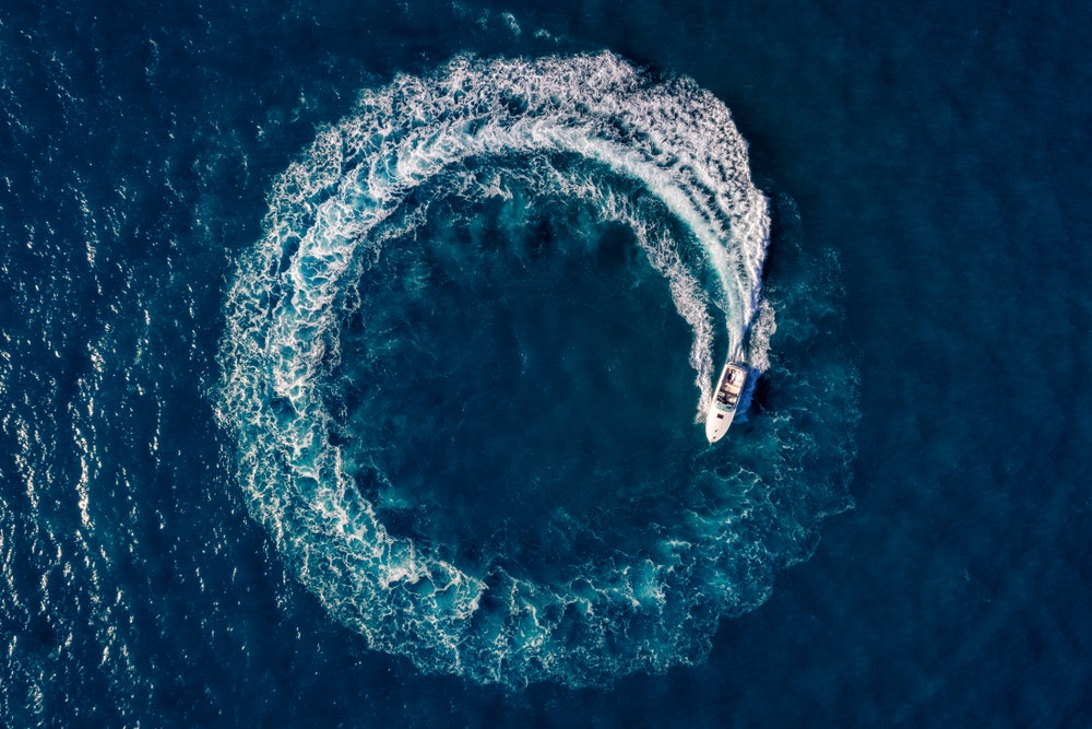 Pohľad zhora, fotografia z dronu, dráha v kruhu za motorovým člnom