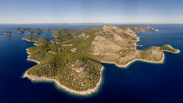 Sandstrand in der Nähe der Insel Lastovo/ Insel Lastovo und Saplun