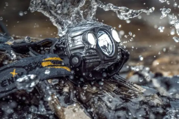 Der Seemann braucht eine Stirnlampe, die etwas ertragen kann – wie er selbst. (Quelle: Kronium.cz)